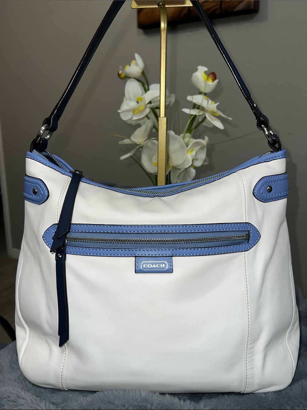 Coach Daisy Spectator White / Blue / Periwinkle Hobo Bag EUC retail $358